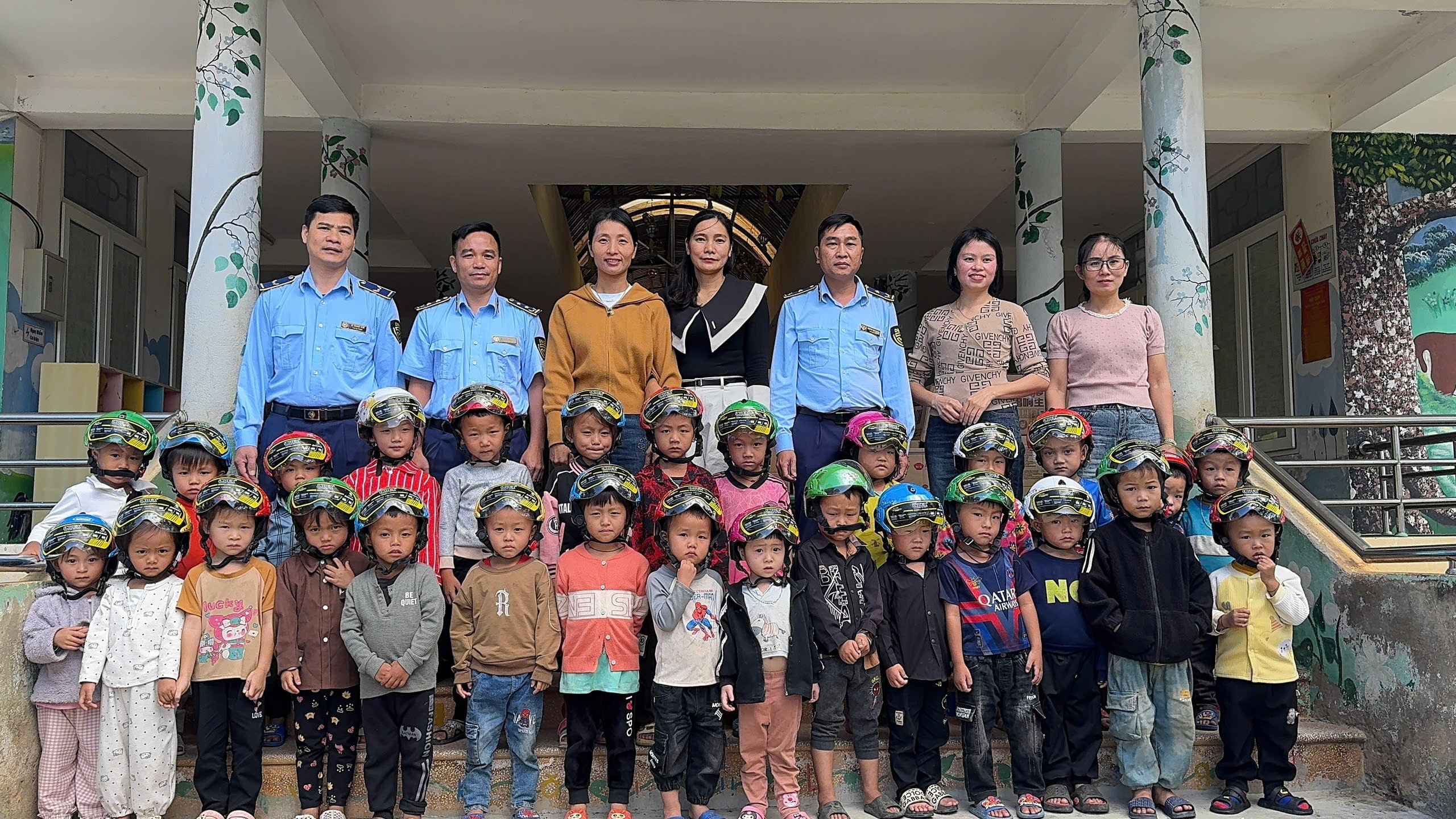 Lai Châu: Tặng mũ bảo hiểm và nhu yếu phẩm cho học sinh